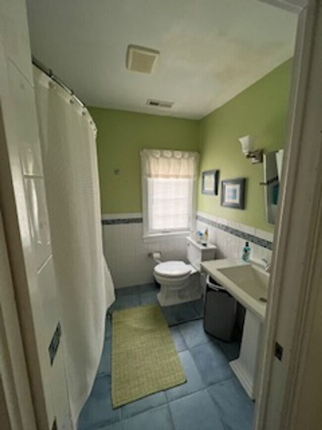 Foto del edificio - Waterfront Three Bedroom Two and a Half Bath