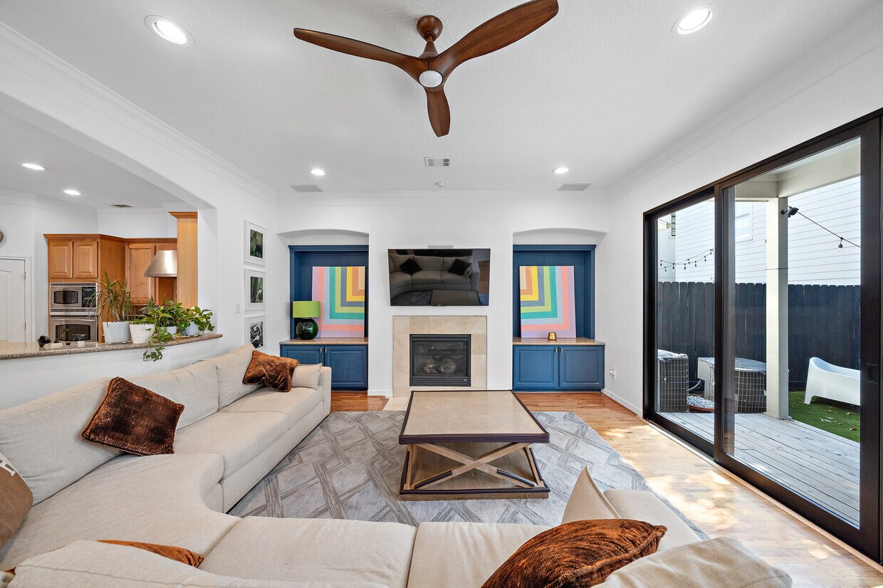Large open plan living space with small yard, pet frinedly - 6113 Maxie St