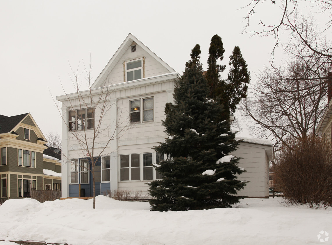 Building Photo - 421 6th St SE