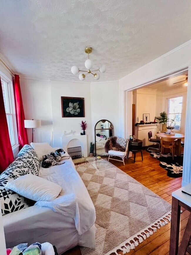 Building Photo - Great Historic Urban Rowhome in Churchill