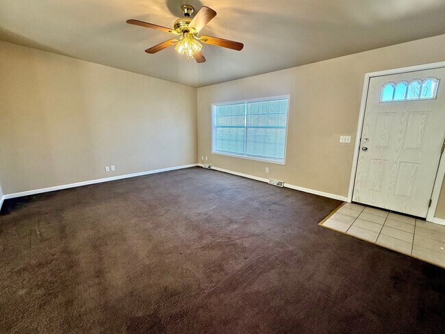 Foto del edificio - 3 bedroom 2 bath with Double Garage