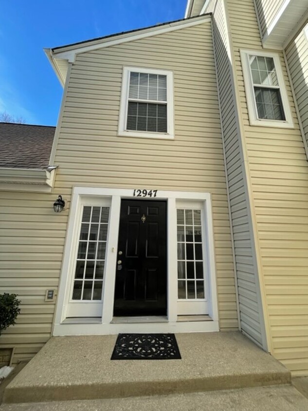 Foto principal - RENOVATED END UNIT CONDO/TH