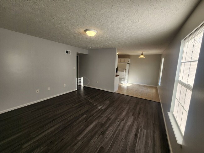 Building Photo - Spacious 2 bedroom 2 full bath 1st floor a...
