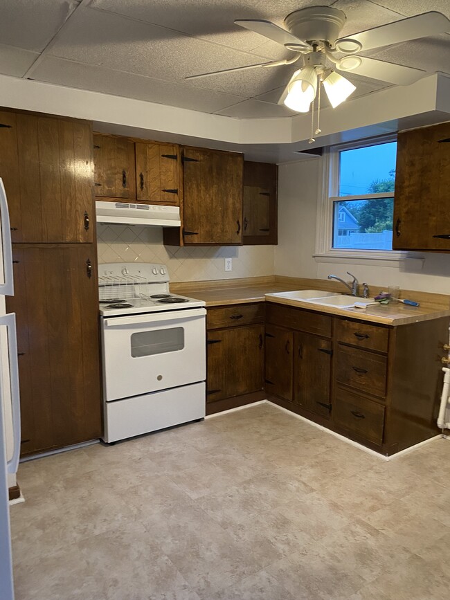 Kitchen - 711 Central Ave