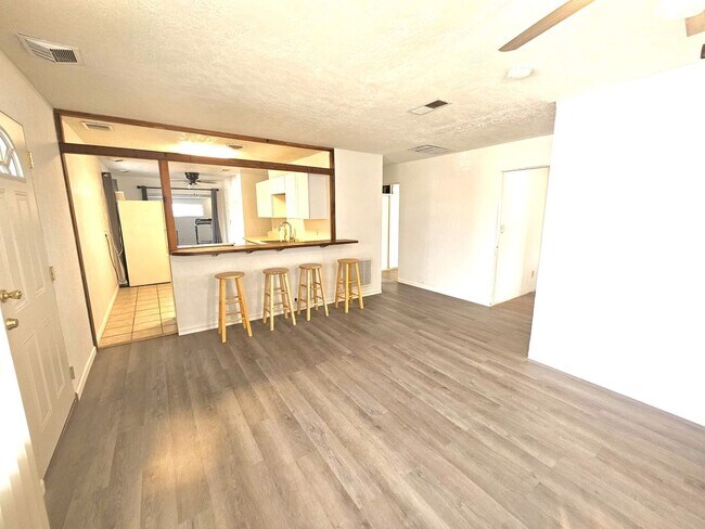 Foto del edificio - Unique 3 bedroom off 12th St. Great outdoo...