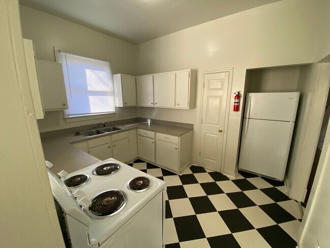 Foto del edificio - Spacious Duplex Unit Near Duke and Downtown / All Appliances and Fenced Backyard