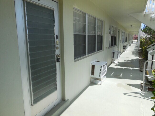 Building Photo - 2 Kingswood A