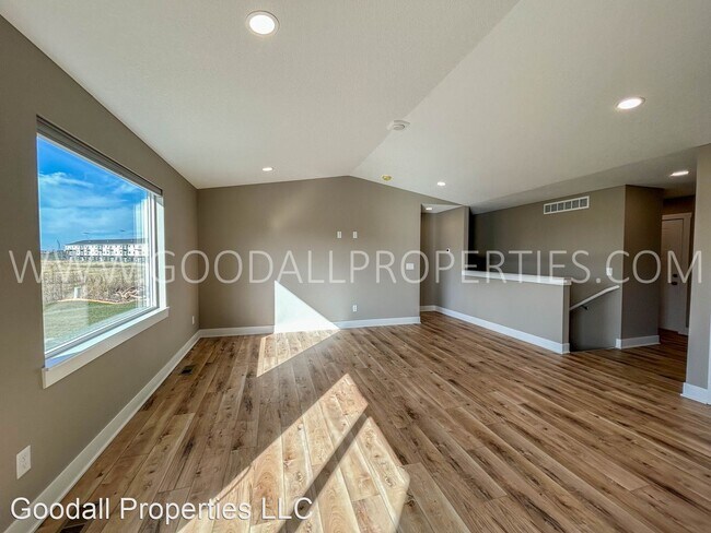 Foto del edificio - 4 br, 3 bath House - 310 NW Morgan Ct