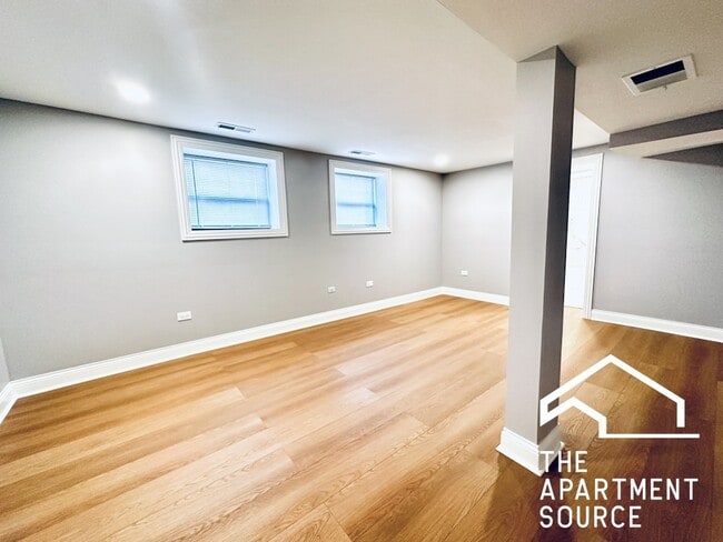 Building Photo - 905 W Agatite Ave