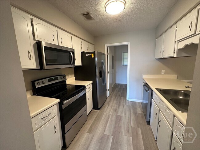 Building Photo - 906 Willowbrook Dr