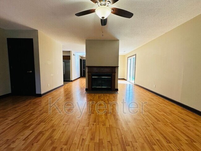 Building Photo - 7650 Chatham Cir NW