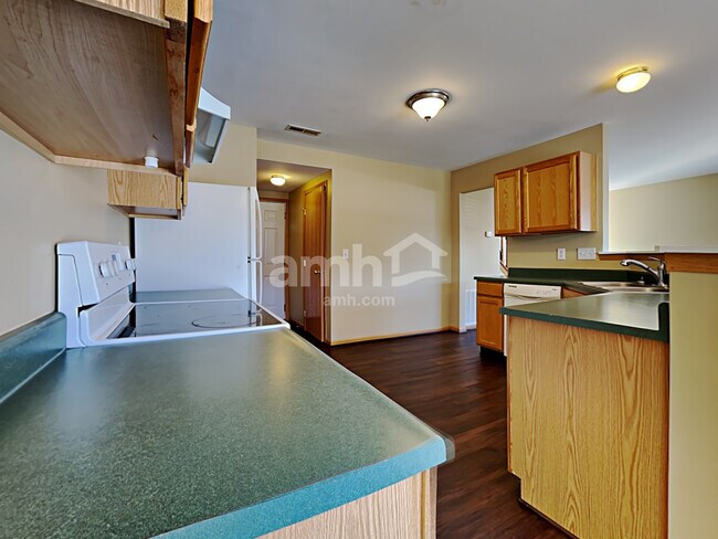 Foto del edificio - 7808 Hyatts Ln