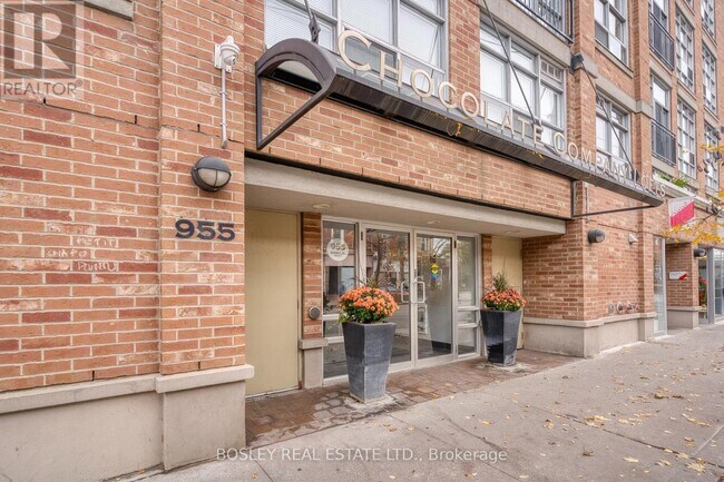 Photo du bâtiment - 955 Queen St W