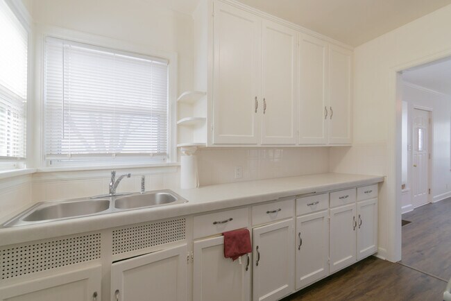 Building Photo - 2704 Lawndale Ave