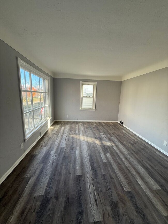 Building Photo - 3bd Single S. Euclid Cash Pay/Section 8