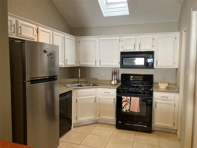 Building Photo - 2124 Margalene Way