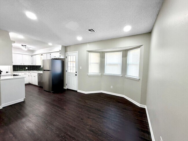 Foto del edificio - Charming Remodeled 3-Bedroom Home Just Feet from Jenks High School