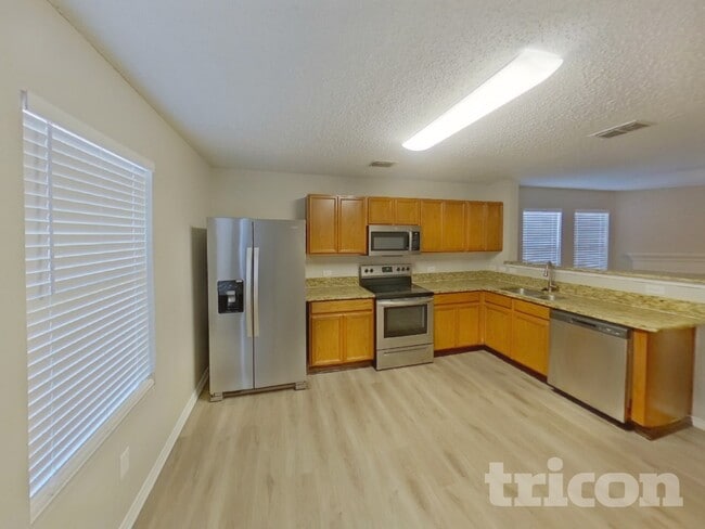 Building Photo - 104 Scarlet View