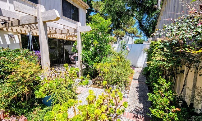 Building Photo - 18 ACACIA TREE LN IRVINE 92612 (3 BED / 2....