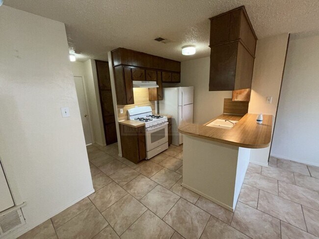 Foto del edificio - 2210 Silverway Dr