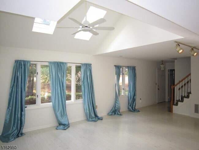 Building Photo - 87 Village Dr