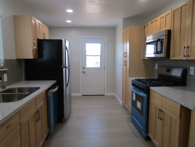Building Photo - Please Contact Vaughn Realty to set up an ...