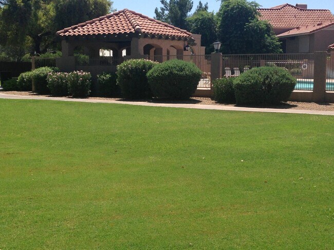 Foto del edificio - **BEAUTIFUL 2br/2.5ba TOWNHOME (ELLIOTT & ARIZONA AVE)