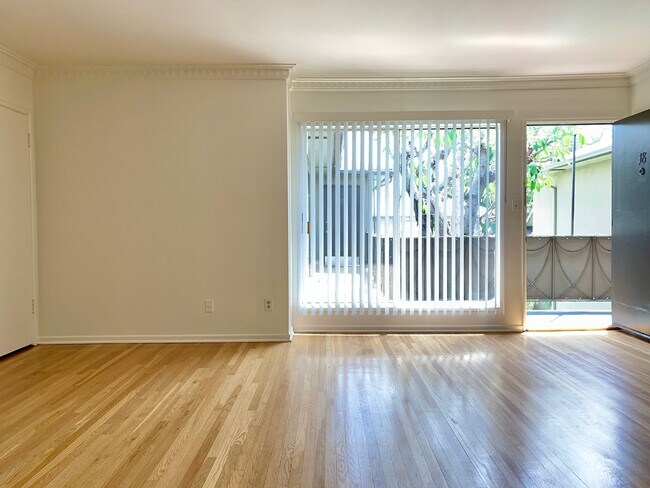 Foto del edificio - 1227 N Harper Ave