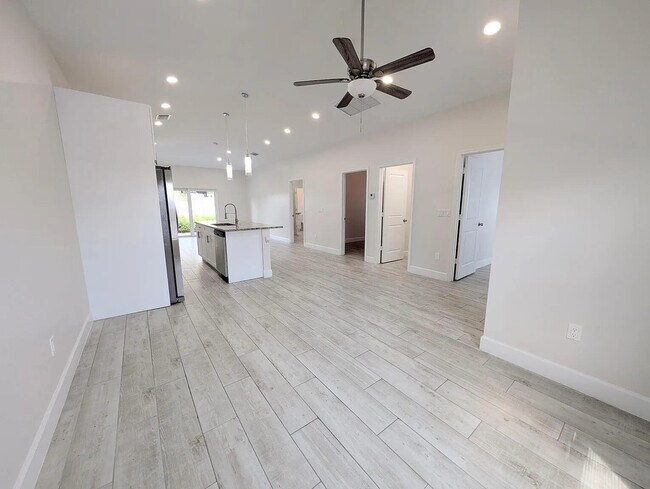 Foto del edificio - 1562 W 26th Ct