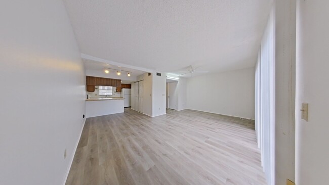 Foto del edificio - Spacious 3-Bedroom Townhome with Private B...