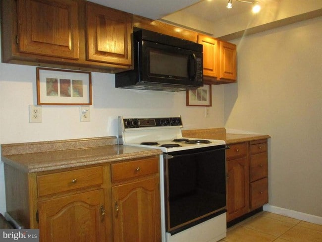 Kitchen - 8002 Cattail Ct