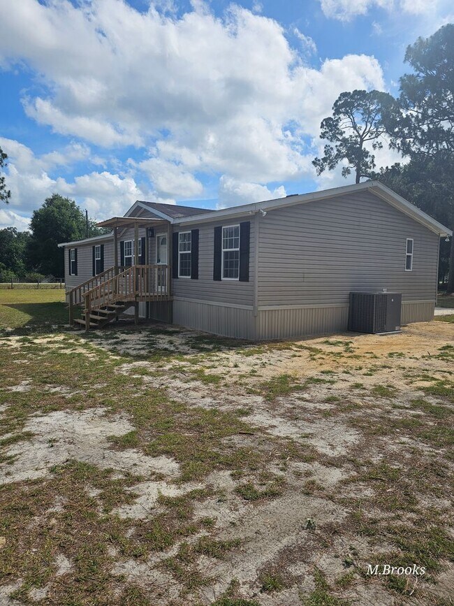 Building Photo - No carpet in this beautiful double wide home