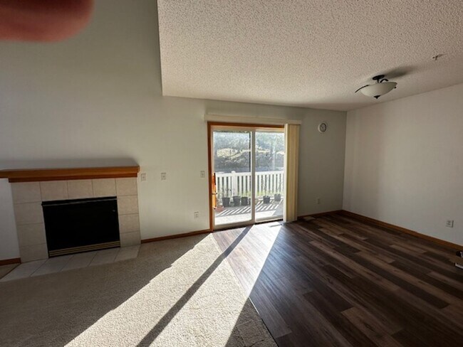 Building Photo - Light-Bright Corner Unit Townhome with Pri...