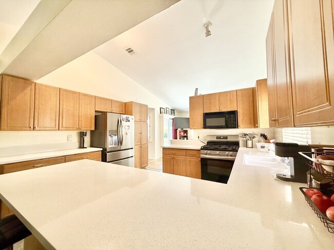 Building Photo - AVAILABLE NOW!! GORGEOUS 2 BEDROOM 2 BATHROOM Home in Palm Desert!