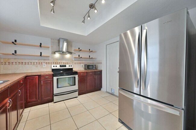 Building Photo - ** Single Family Home ~ 1 Car Garage ~ Ful...