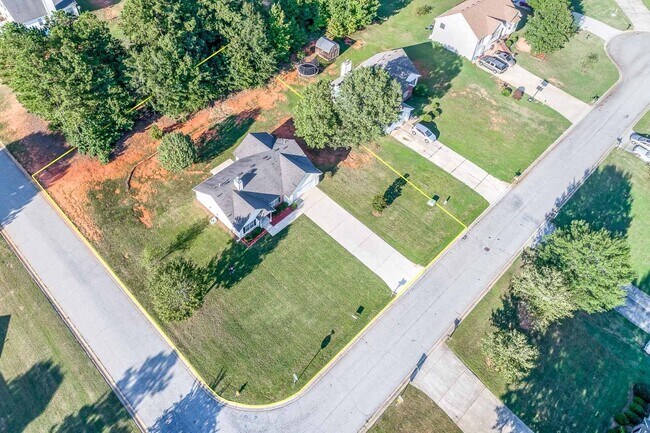 Foto del edificio - Charming 3BR / 2 Bath Ranch Home in Griffi...