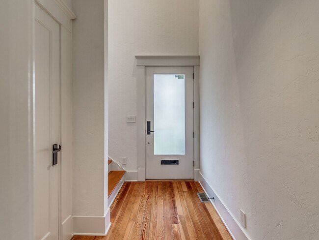 Entry w/coat closet - 812 NW 7th St