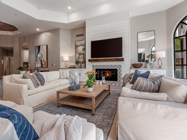 Apartamento luminoso, ventilado y espacioso de 3 dormitorios y 3,5 baños, con muebles de alta gama y muy confortables. - 8437 N 84th St