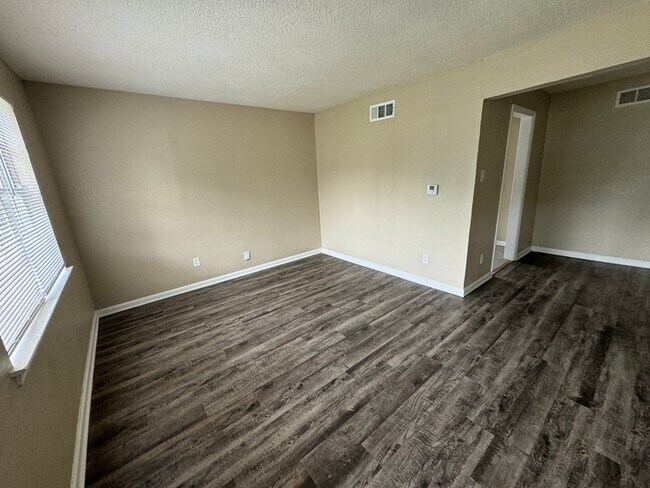 Foto del edificio - 87 Eastview Dr