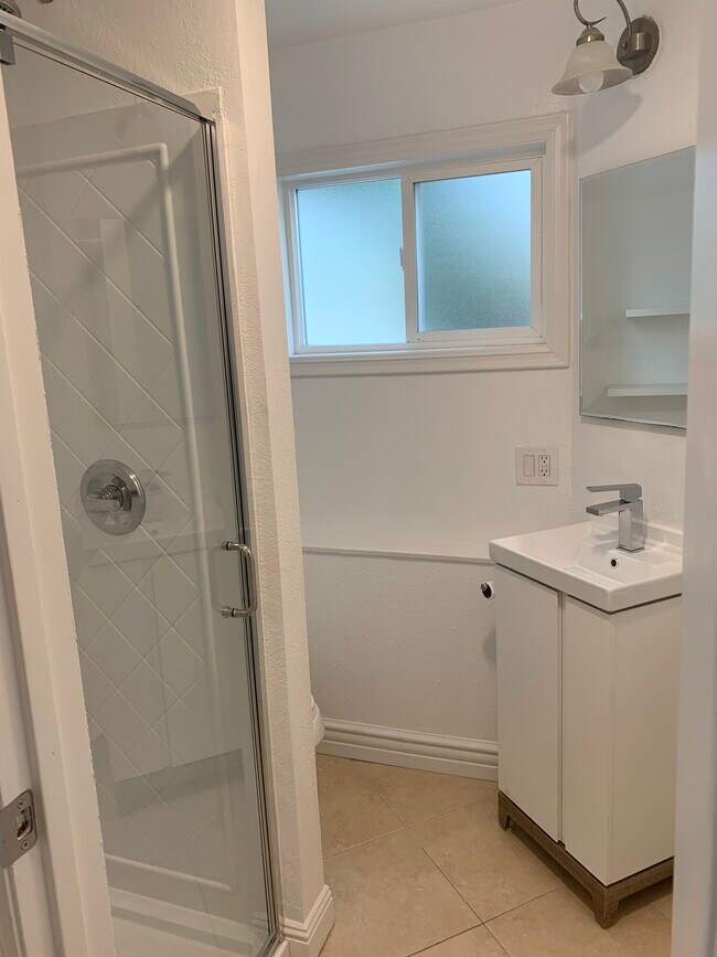 Bathroom - 654 Manhattan Beach Blvd