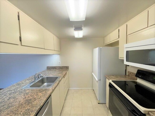 Building Photo - Concord! Nice 2 bedroom 1 bath unit, walk ...