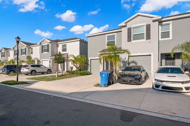 Building Photo - "Spacious 3-Bedroom Townhouse Oasis with 2.5 Baths in Serene Apollo Beach!"