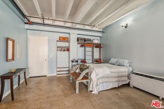 Foto del edificio - 312 W 5th St