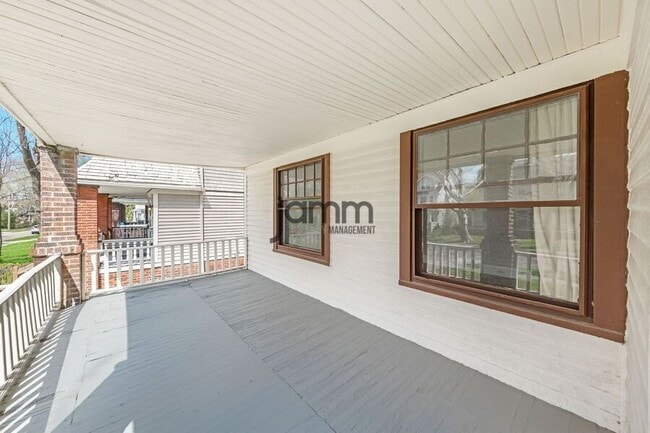 Building Photo - 1695 Glenmont Lower