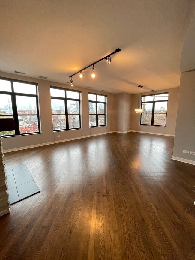 Building Photo - 516 N Elizabeth St