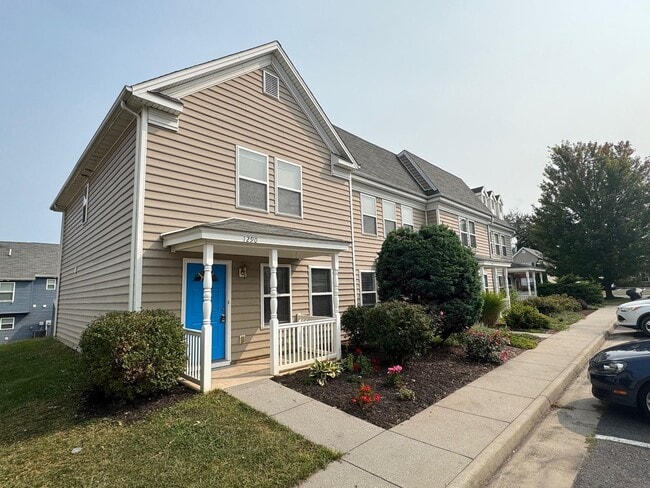 Building Photo - Immaculate End Unit Townhouse