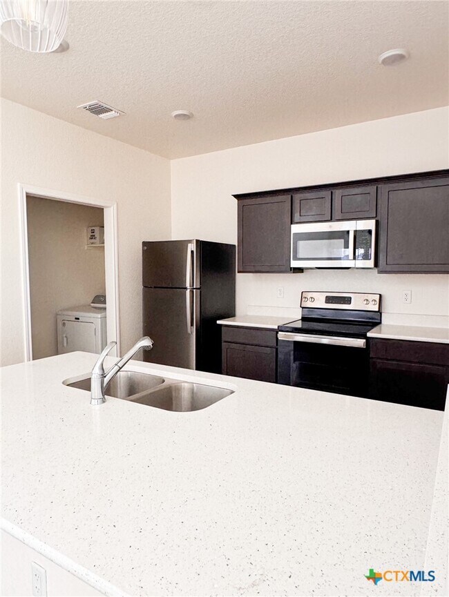 Foto del edificio - 4913 Rose Gdn Lp