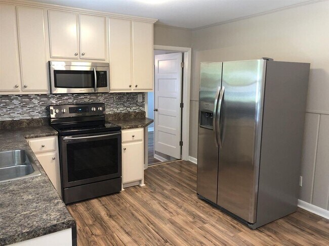 Foto del edificio - AVAILABLE JULY 15TH.  3 BEDROOM 1 1/2 BATH...