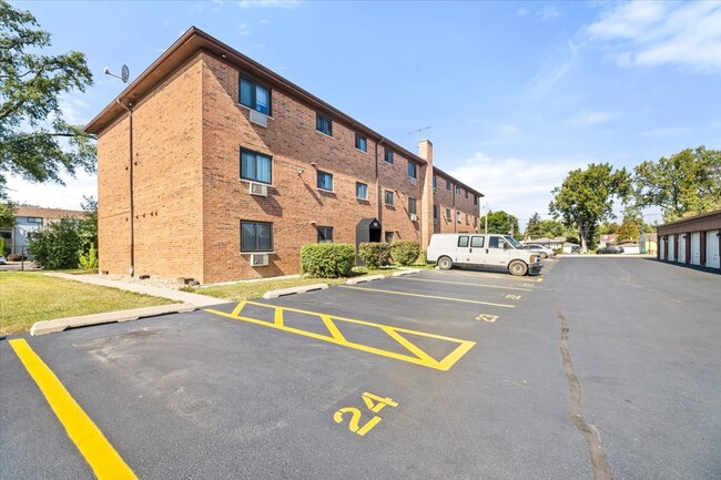 Building Photo - 922 W Irving Park Rd