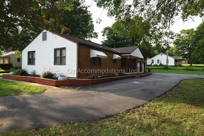 Building Photo - 7402 Blue Ridge Blvd.  Raytown MO 64133